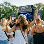 Människor dansar och firar tillsammans på svensk musikfestival utomhus