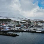 Skrivbord med anteckningsbok och böcker, symbol för språkarbete på Island