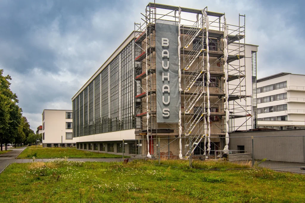 Funktionalistisk skolbyggnad i Bauhaus-stil med platt tak och stora fönster