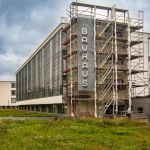Funktionalistisk skolbyggnad i Bauhaus-stil med platt tak och stora fönster